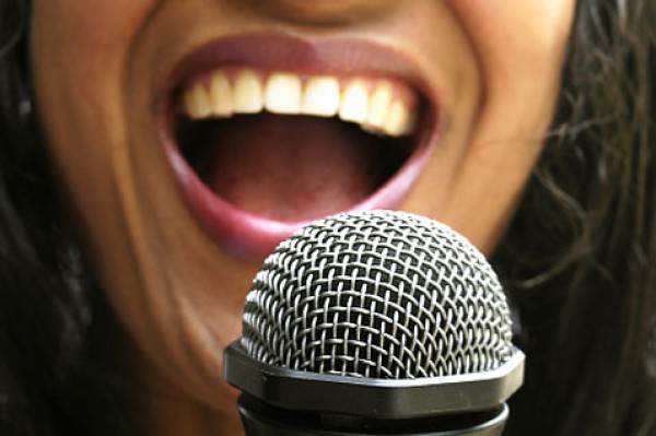 Quem canta os males espanta?