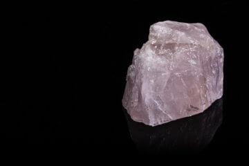 Quartzo rosa: significado, para que serve e como usar a pedra