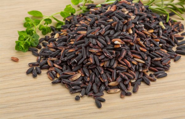 Arroz negro com amêndoas