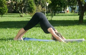 Posturas de Yoga aliviam dores da menstruação