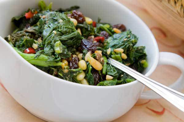 Salada quente crocante de espinafre