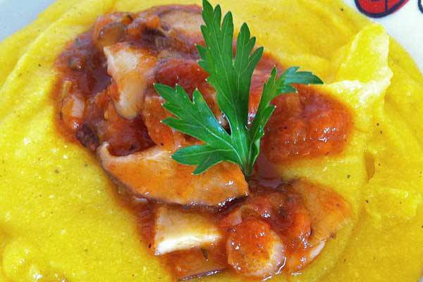 Receita de polenta com molho vermelho de cogumelos