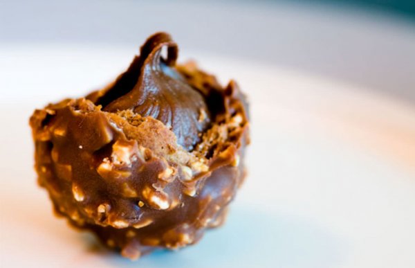 Bombom de creme de avelã com cacau