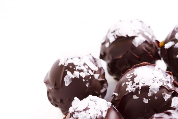 Bombom de chocolate com banana e flor de sal