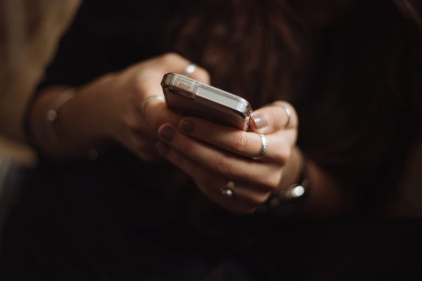 Celular: a arma que dispara contra sua relação