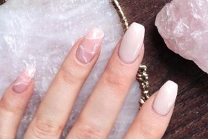 Nova moda: unhas imitando aparência do Quartzo Rosa
