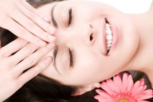 Massagem facial rejuvenesce e beneficia saúde