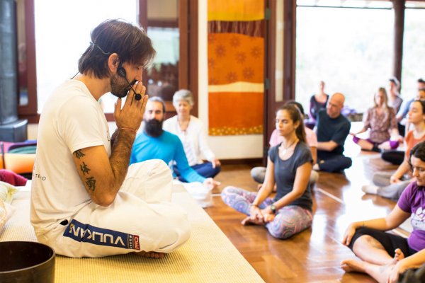 Yoga e Artes Marciais: benefícios, posturas e exercícios em comum