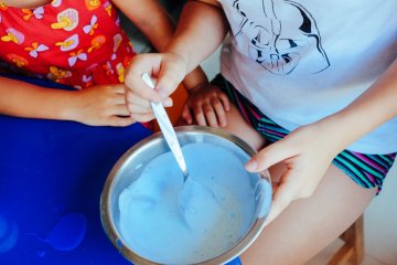 Como fazer slime usando a cromoterapia