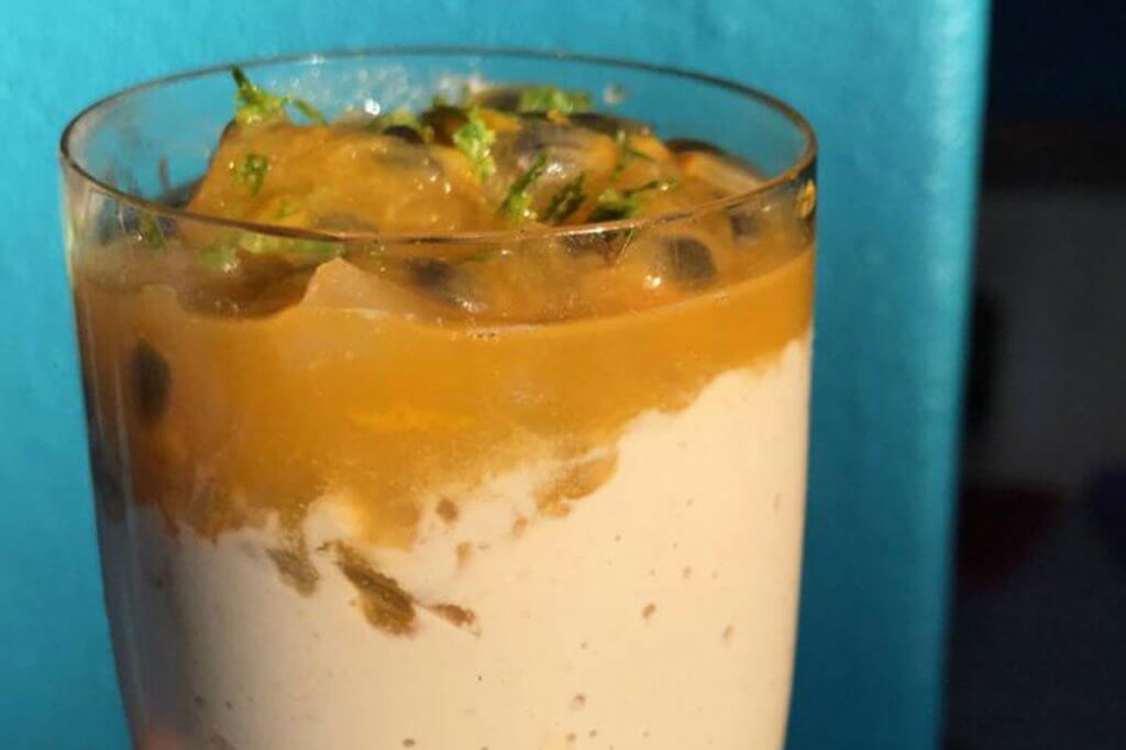 Sobremesa vegana com as frutas da primavera
