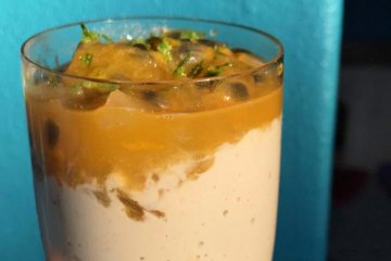 Sobremesa vegana com as frutas da primavera