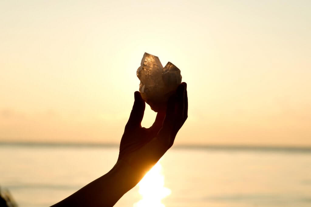 Reiki: benefícios ao energizar pedras e cristais com a técnica