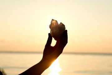 Reiki: benefícios ao energizar pedras e cristais com a técnica