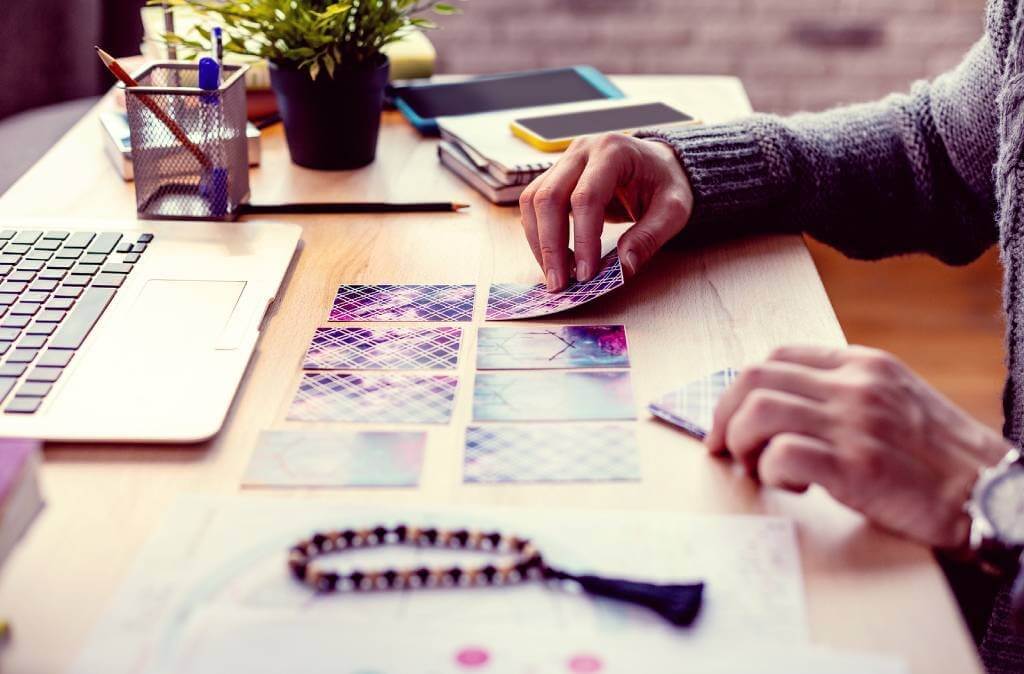 Como se concentrar antes de tirar uma carta no Tarot Direto?