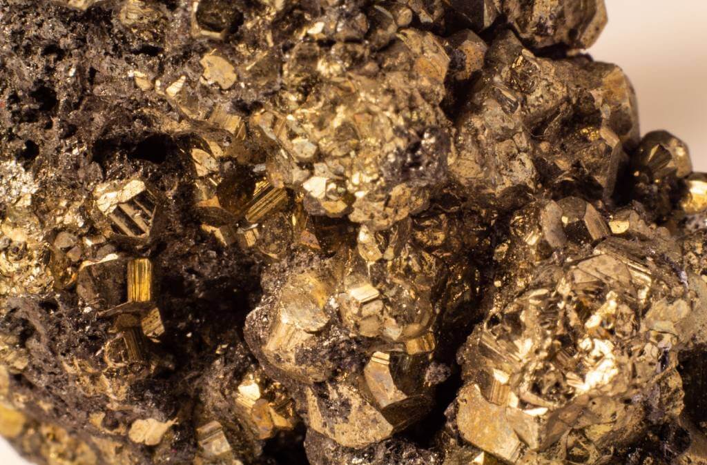 Feng Shui indica cristais e pedras para a área de trabalho e carreira no seu lar