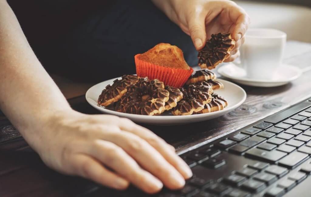 Entenda a relação entre compulsão alimentar e fome emocional