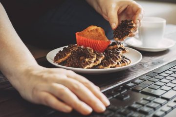 Entenda a relação entre compulsão alimentar e fome emocional