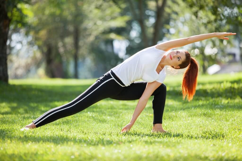 Cinco posturas de yoga para trabalhar relacionamento, energia e mente