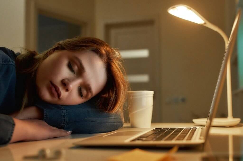 É normal sentir cansaço em casa durante o isolamento social