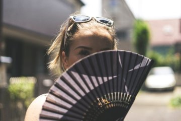Como usar Leque, um instrumento ancestral feminino