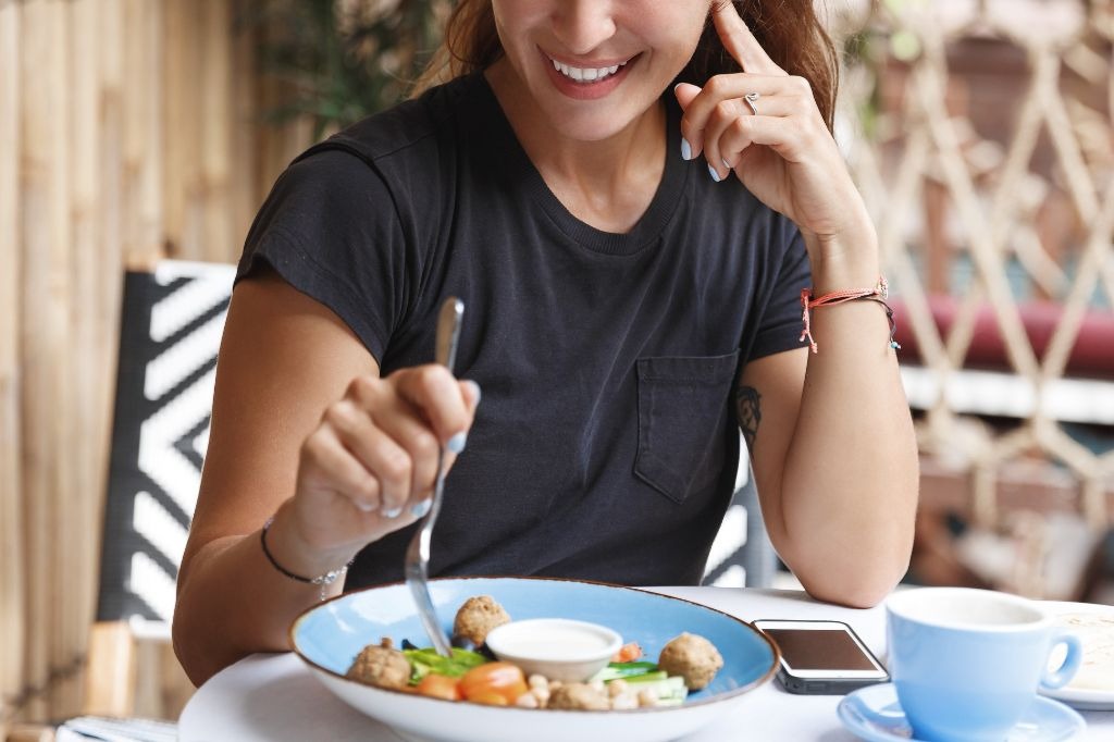 Como transformar seus hábitos alimentares com Meditação