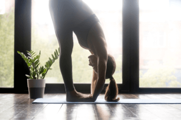 Iyengar Yoga: como fazer os asanas Padanghustasana e Padahastasana