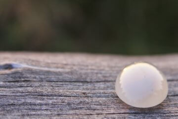 Pedra da lua: significado, benefícios e como usar o cristal