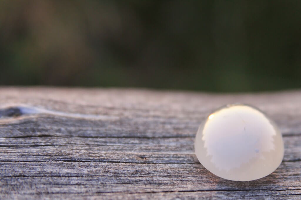 Pedra da lua: significado, benefícios e como usar o cristal