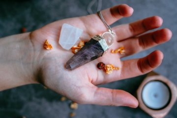 Como usar cristais para energia feminina