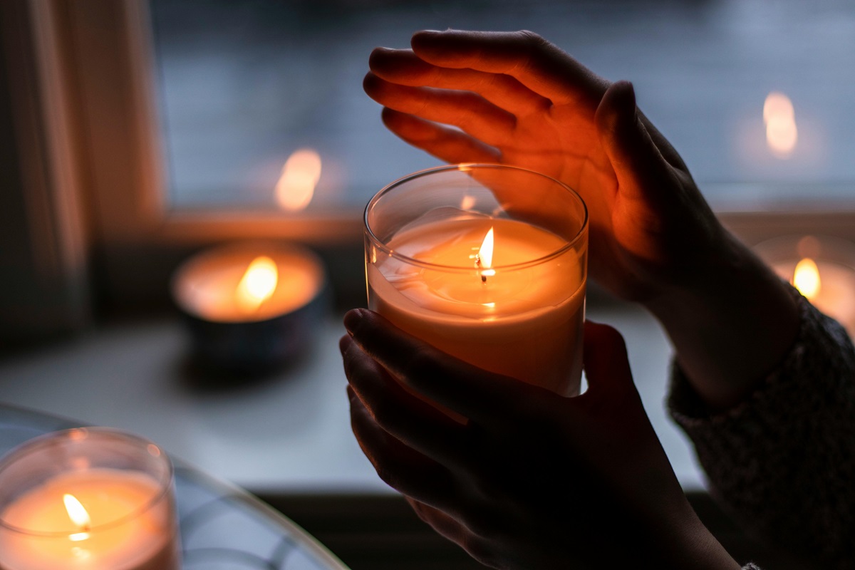 O significado de acender velas: Luz, Desejos e Transformação | Personare