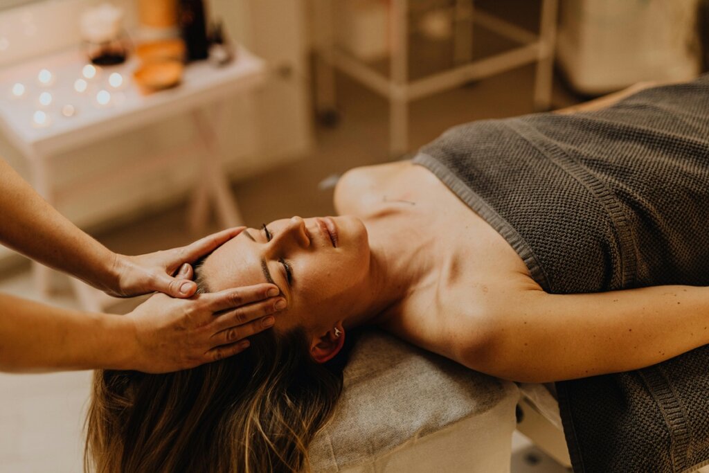massagem com oleo essencial