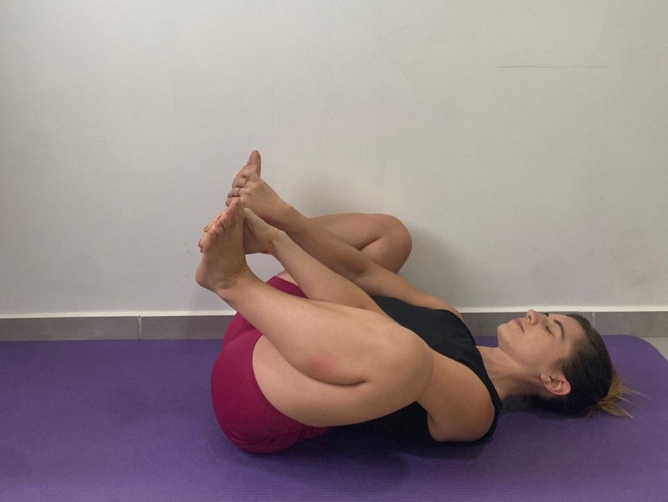 Postura da Criança Feliz (Ananda Balasana)