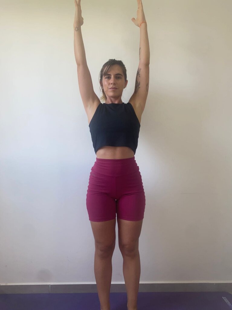 1. Postura da Montanha (Tadasana):