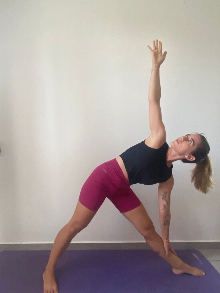 Postura do Triângulo (Trikonasana)